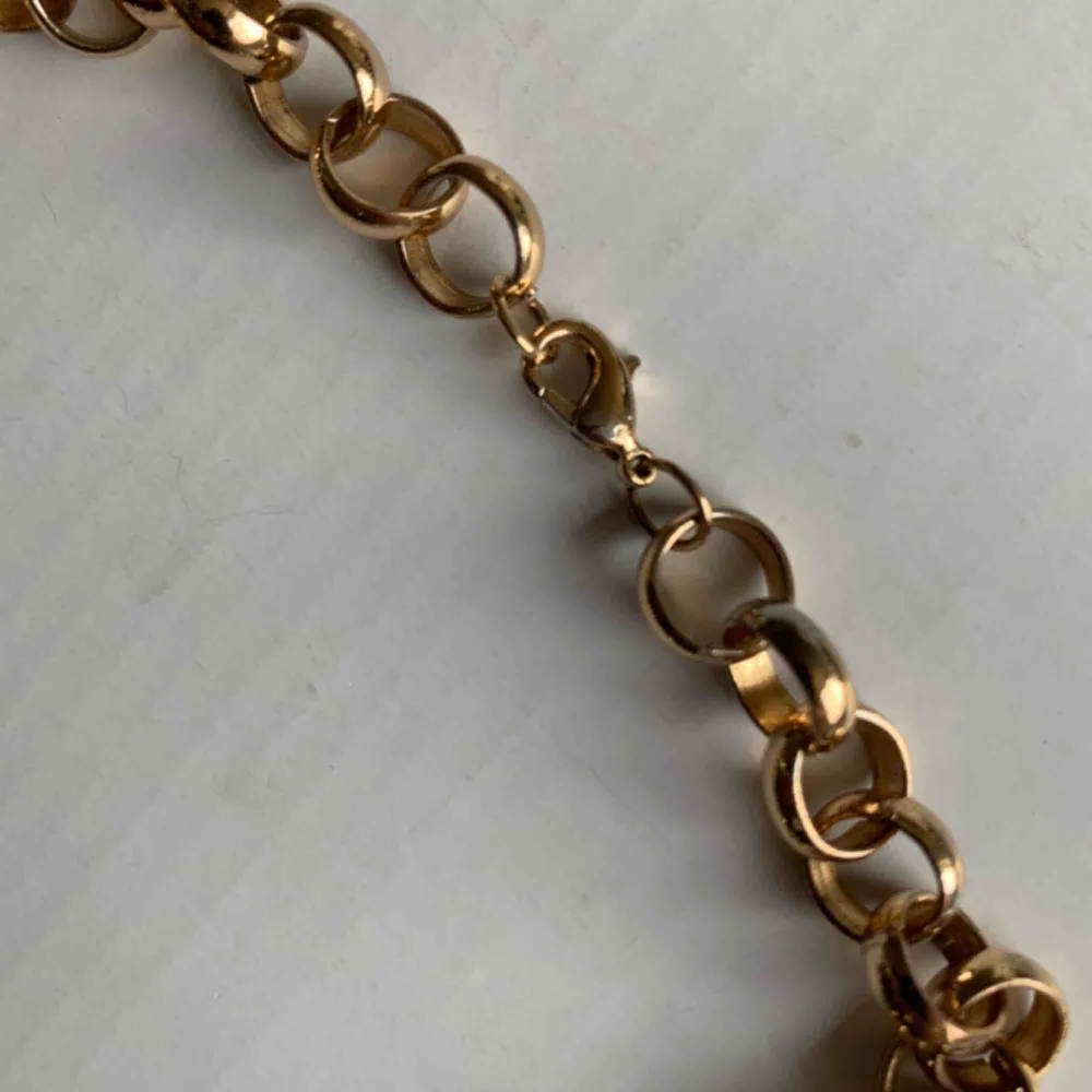 jättesnyggt guld halsband (fake) säljs då det inte kommer till användning ✨ frakten är alltid inkluderad! . Accessoarer.