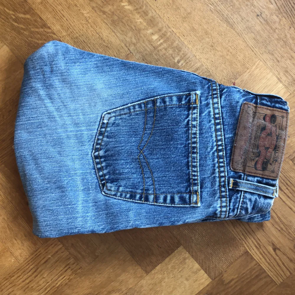 Blåa, lite utsvängda, vintage jeans från Crocker i st. 34/32 med en liten slitning på insida lår(se bild 3) säljer pga att de har blivit för små❤️. Jeans & Byxor.