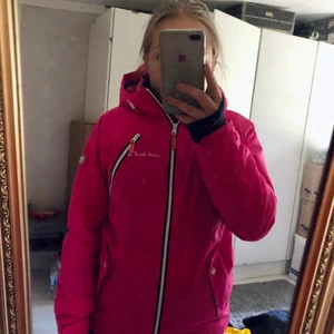 Skidjacka - Skidjacka i rosa, köpt på TeamSportia för något år sedan. Den är i strl 158/164 men passar perfekt på den som har XS eller S. Superskön och i fint skick!💜