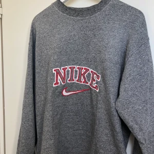 Nike sweatshirt  - Använd en gång, vädligt bra skick, super snygg sweatshirt! köpt på humana. Frakt TILLKOMMER! 