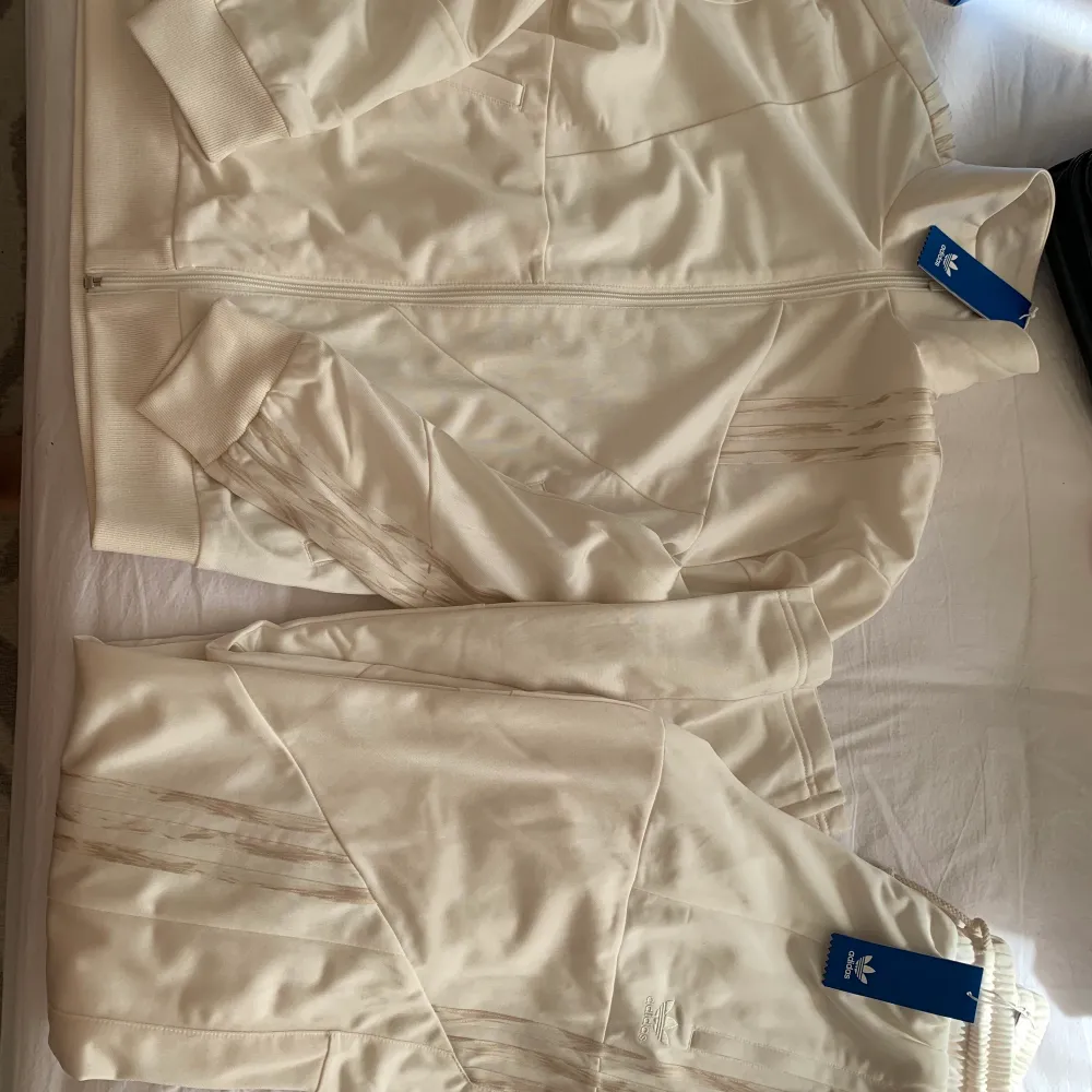 Säljer en adidas track suit limited edition utgåva. Storlek 40 på byxor och 38 på tröjan. Aldrig använda och med prislappar kvar. Nypris låg runt 1700kr men säljer för 800kr + spårbar frakt på 63kr! . Muu.