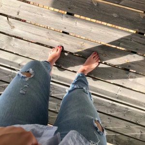 Slitna jeans BikBok - Köpta på Bikbok, alldeles för små för mig, får knappt på mig de. Väldigt små i storleken :) köparen står för frakten som ligger på 88 kr