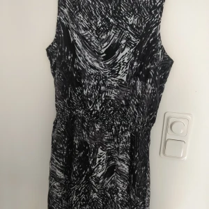 Jacqueline de Young klänning - Mönstrad klänning från Jacqueline de Young. Storlek 38, öppen i ryggen. Knappt använd. Skickar spårbart med PostNord. Köparen står för frakten. 
