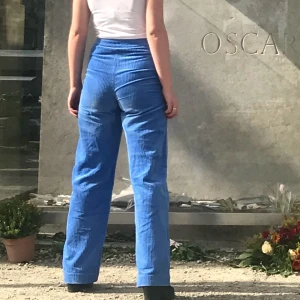 Weekday Blåa Manchester Byxor st S - Blåa manchester byxor i storlek S, höga i midjan. Använt ca 10 gånger och de är i väldigt bra skick❤ 