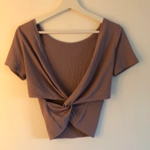 T-Shirt med korsat i ryggen - Kommer ifrån Hollister. Stl M, men skulle mer säga att det är en S. Aldrig använd