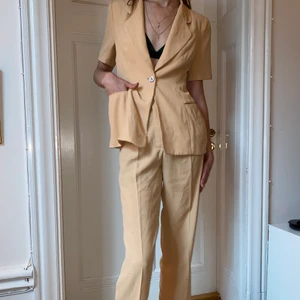 Ljusgult kostymSET höga byxor + blazer M - Så fint pastellgult det med höga byxor och en blazer med enknappsknäppning. Passar S/M