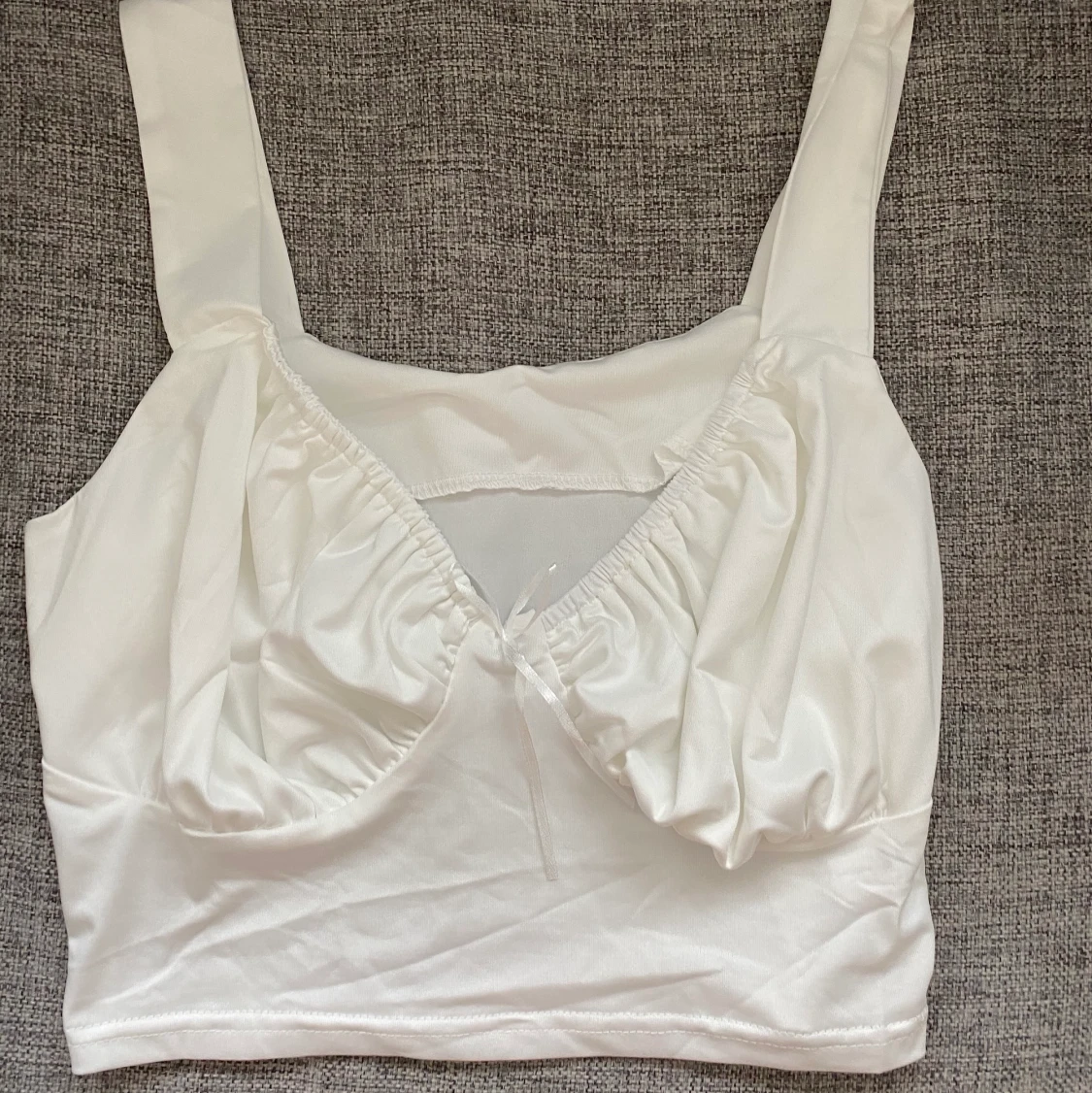 Vit top med rosett - 91