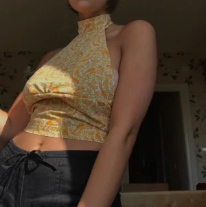 Egensydd topp - En söt topp med polokrage i ett supergulligt orange/rosa tyg som jag sytt själv🥰 Knyts i rygg (man kan göra en snyggare rosett) och försluts i halsen med knapp! För liten för mig med e-kupa så passar stor b till liten d-kupa skulle jag tro😁 FRI FRAKT :)