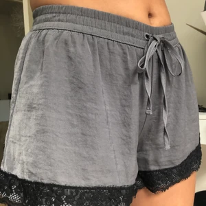 Shorts - Super bekväma shorts som går att kombinera både till finare klädsel och till vardags.🥰 60kr och köparen står för frakten💖 Shortsen är i XS men passar även en S❣️