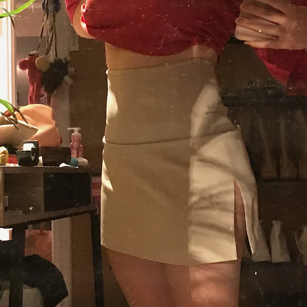Beige tight kjol! Är egentligen lång till knäna men kan sy den som jag har vikt den på första bilden! Jätte fin kvalite! Som ny! Frakt tillkommer!✨🛍. Kjolar.