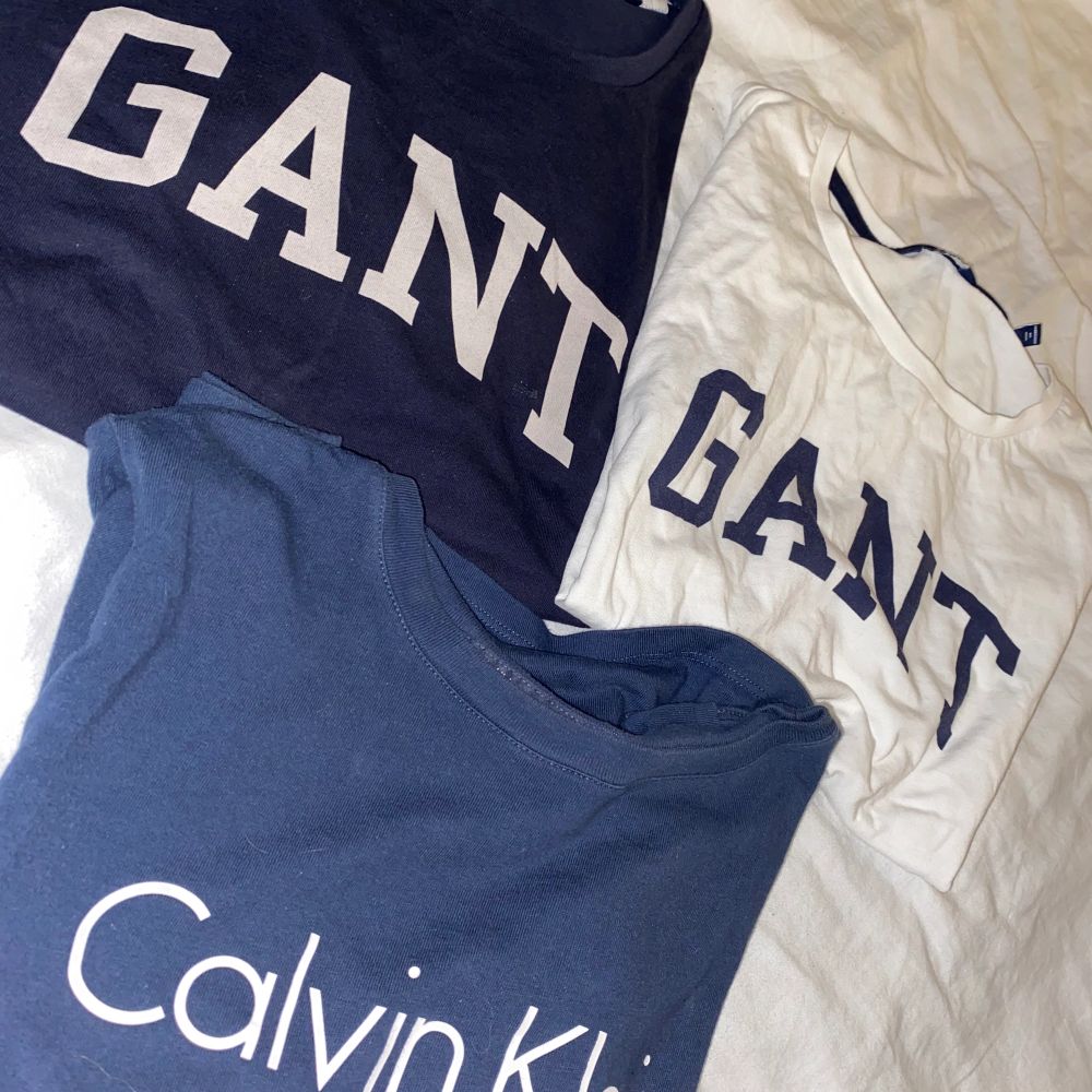 Två Gant t-shirts å en Calvin Klein, storlek small på alla. Alla tre för 200kr eller 75kr st. Frakt tillkommer🌸🌸. T-shirts.