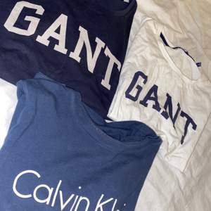 Två Gant t-shirts å en Calvin Klein, storlek small på alla. Alla tre för 200kr eller 75kr st. Frakt tillkommer🌸🌸