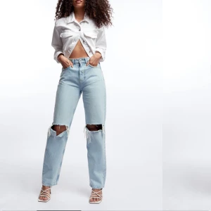 Gina tricot 90’s High waist jeans - Jättefina jeans från Gina, använda ett par gånger men är i fint skick! Tyvärr för stora för mig