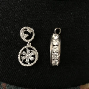 2st hängen för halsband - 100kr/st, 150kr för båda ! Den till vänster är ny och den andra i bra,gott skick.