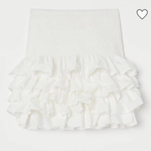 Volangkjol - Säljer min supergulliga volangkjol då jag beställde två storlekar. Endast testad med prislappen kvar. Den är i strl S och sitter som en normal S. Köptes för 400kr säljer för 200kr inklusive frakt.💓💓 För fler bilder eller frågor skriv privat :)