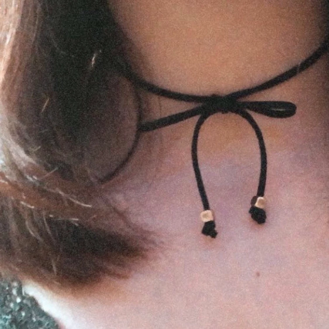 Choker med gulddetaljer⚡️⚡️