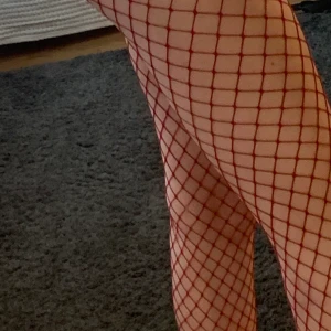 Nätstrumpbyxor ❤️ - Röda nätsrumpbyxor i storlek XS/S ❤️ Använda fåtal gånger och köpta på PULL&Bear ✨🌟🐻  Passar super under jeans med slitningar eller hål på knäna❗️ Kunden står för frakten ( skickas i kuvert ) 🌟✨⚡️