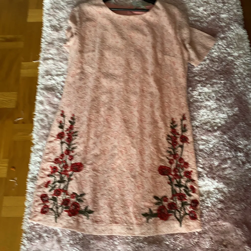Rosa spetsklänning med vackra broderier från desigual. Strl Xl men är mer som large. Helt ny, ej använd. Klänningar.