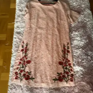 Rosa spetsklänning med vackra broderier från desigual. Strl Xl men är mer som large. Helt ny, ej använd