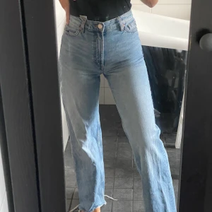 Monki jeans - Knappt använda monki jeans, helt slutsålda på hemsidan, avklippa så passar ca 162cm