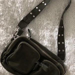 Väska - En populär väska i en fin mörkgrön färg den är i bra skick och kan fraktas