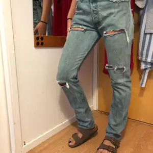 Levis vintage jeans med storlek S. Håldetaljer i knäna och bak under rumpan , bra kvalité. Köpta för 500kr och köparen står för frakt