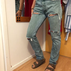 Levis jeans med hål - Levis vintage jeans med storlek S. Håldetaljer i knäna och bak under rumpan , bra kvalité. Köpta för 500kr och köparen står för frakt