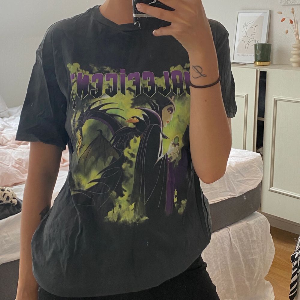 Maleficent” T-shirt från Bershka | Plick Second Hand