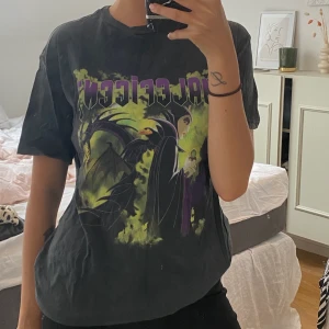 ”Maleficent” T-shirt från Bershka  - Storlek XS men passar även en S.  Bilderna som ligger uppe är de som finns! Möts upp runt fridhemsplan eller liljeholmen, annars frakta. 