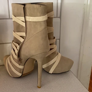 Stövletter  - Snygga stövletter som tyvärr kom i fel stl. Nya, tunt foder invändigt. 