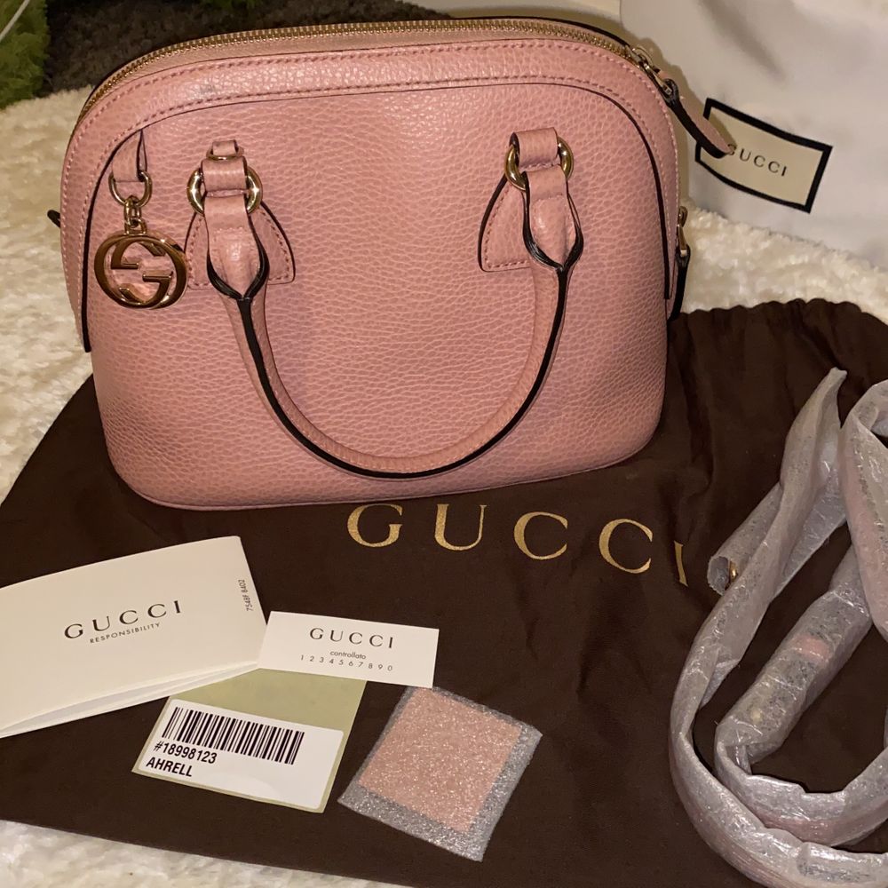 ”Gucci mini in Light Pink Leather” Säljer min äkta pink Gucci väska, köpte för några år sen. Använd fåtal gånger men fint skick. Köpte 6000 ++kr säljer för 4800 kr. . Väskor.