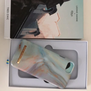 iPhone 8 skal - Ett iPhone 8 skal från ideal of Sweden! Jag har aldrig använt den, men är lite använd av ägaren innan. Svingulligt mönster! ❤️