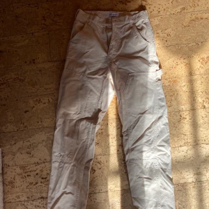 Snickarbyxor Zara  - Jättesnygga snickarbyxor från Zara som jag köpte här på plick men de satt inte riktigt som jag ville! De är storlek 34, jag har vanligtvis w25 på jeans och är 165 lång, de va lite tajt i midjan men satt bra i längden! 