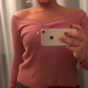 Off shoulder tröja  - Off shoulder från hm’s divided kollektion, superfin till ett par jeans eller kostymbyxor eller bara att gå runt och mysa i hemma. Väldigt smickrande vid bröstet. 35kr frakt😊
