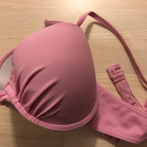 Bikini bh storlek 85B - Baby rosa bikini överdel med normal push up, superfin till en vit underdel tilexempel.  Säljes pågrund av att ja inte har så stora bröst tyvärr. Jättefin färg och bekväm. 35kr frakt