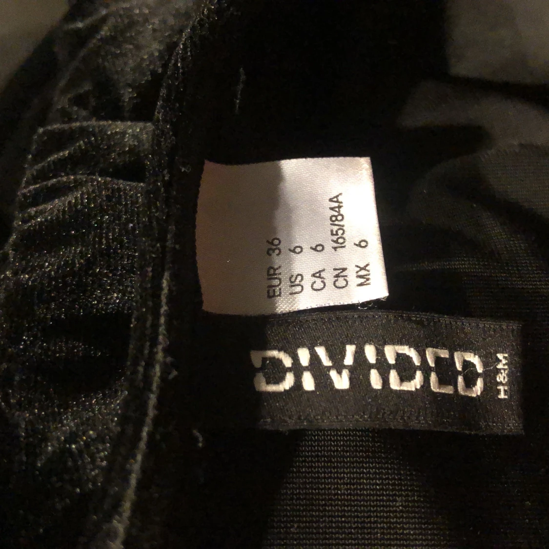 Svart klänning i sammetsmaterial - 91