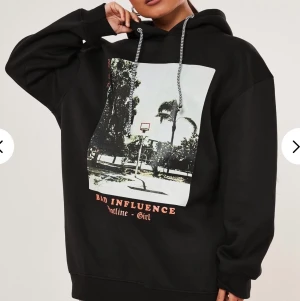 Hoodie - Slutsåld hoodie, storlek 36, skulle säga att den passar 34-38. Högsta bud just nu: 200kr + frakt