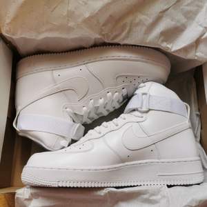 Air Force 1 HIGH '07   Säljer ett par oanvända Air Force 1 HIGH '07  WHITE. Aldrig använda och ligger fortfarande kvar i orginal förpackningen.   Storlek 8,5 (US), 42 (EUR).   BIN: 950 KR.   Kan mötas upp i centrala Malmö. Om det ska fraktas står köparen.