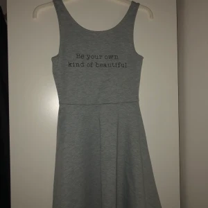 Klänning ”be your own kind of beautiful” - Fin klänning med citat, säljer också endast för att jag inte använder den o pga storleken, exakt samma passform o design som andra bilden💞 vi fraktar o köparen står för frakten OBS- ENDAST SWISH