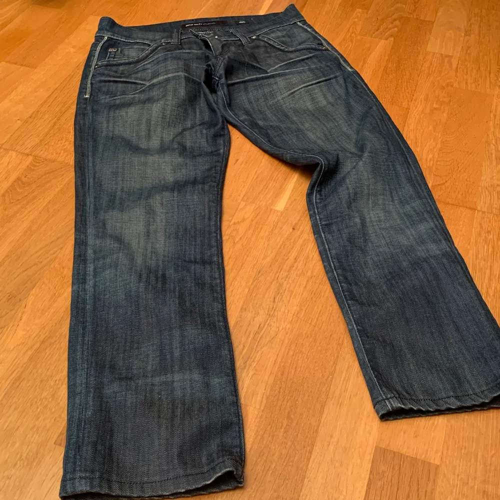 Mörkblå miss sixty jeans. Lågmidjade och i modell binky så de är utsvängda. Fint skick. Innerbenslängd 68cm :). Jeans & Byxor.