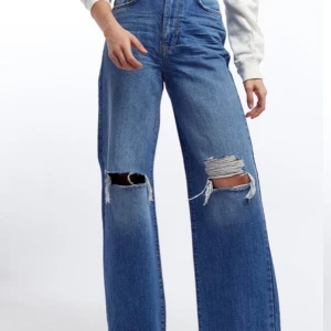 Idun wide jeans SLUTSÅLDA - Säljer dessa jeans i storlek 34, helt oanvända med alla prislappar kvar. Kan fortfarande returnera så säljer inte under ordinarie pris 499kr. Köpare står för frakt.