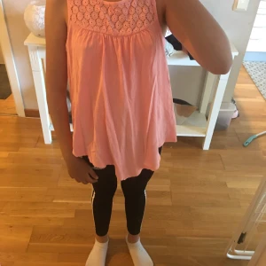 Jätte fint spets linne!! - Jääättefint spets linne för billigt pris! Strl: 146/152 frakt: 11kr eller spårbar frakt 53kr