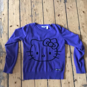 Hello Kitty tröja - Oanvänd av mig köpt second hand! Som i nytt skick inga skråmor eller så :)