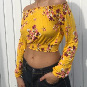 Liten offshoulder tröja - Säljer min gula lila off shoulder tröja, frakt tillkommer