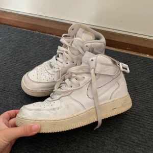 Nike Af 1 mid vita  - Coola skor som nu är För små. Kan bli ännu coolare om man målar på dem! Jag har inte tvättat dem men dem kommer se nyare ut om man gör det såklart. Frakten kostar 88kr. 