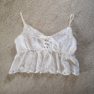 Söt crop top med knytning  - Söt crop top med knytning. Frakt tillkommer. 