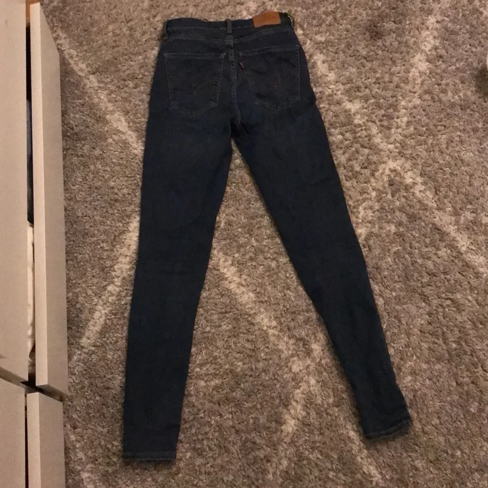Säljer ett par Levis jeans jag köpte för 700;- budar ifrån 250;-. Jeans & Byxor.