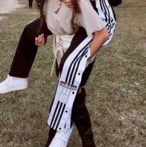 Adidas popper pants - Säljer mina fina popper pants från adidas då dom inte kommer till användning längre. Buda gärna i kommentarerna om flera är intresserade, frakt tillkommer på 59kr💓. Högsta bud: 350kr + frakt