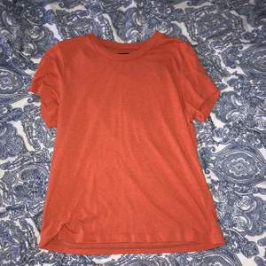 Orange T-shirt i storlek XS, knappt använd. Du står för frakten!