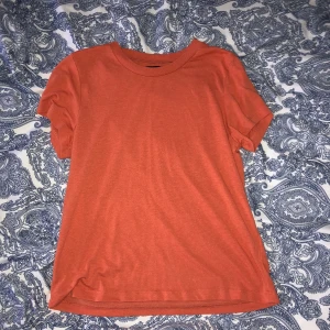 Orange T-shirt XS - Orange T-shirt i storlek XS, knappt använd. Du står för frakten!
